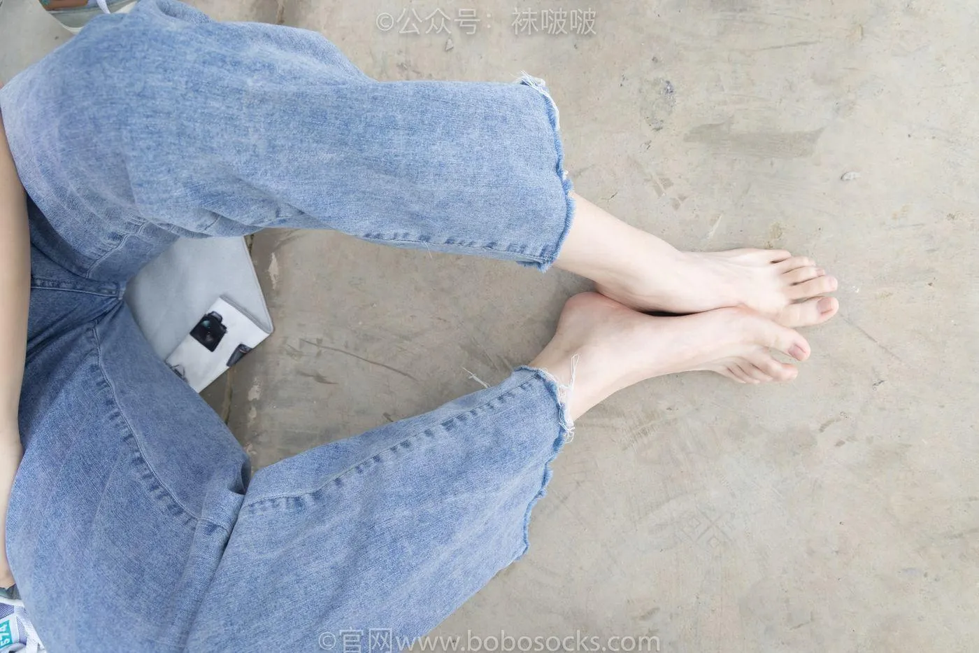 [BoBoSocks袜啵啵]NO.020 熊熊-NB运动鞋、蓝色短棉袜（踩脏）、裸足 [150P]插图5